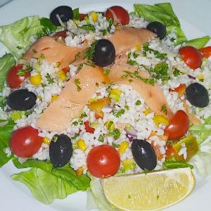 Salata sa dimljenim lososom