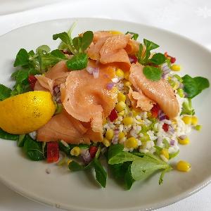 Salata sa dimljenim lososom